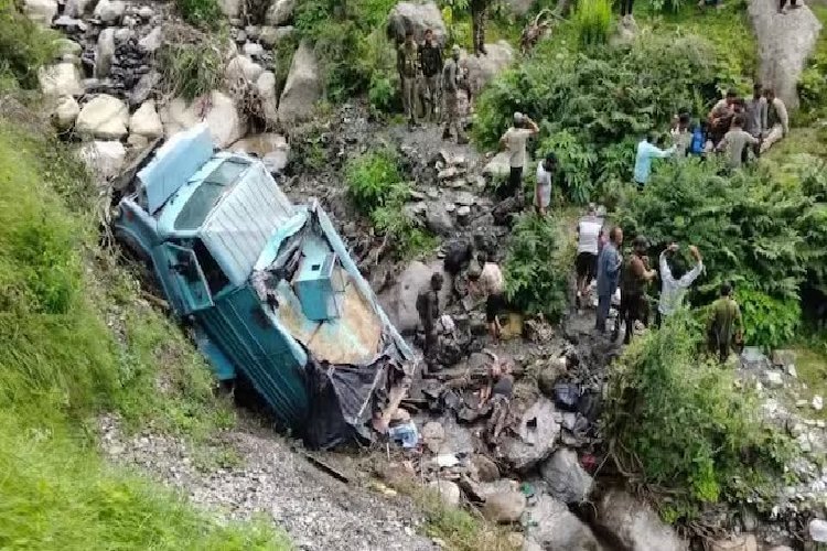 उधमपुर में खाई में गिरी सीआरपीएफ जवानों को ले जा रही बस; 3 जवान शहीद, कई घायल