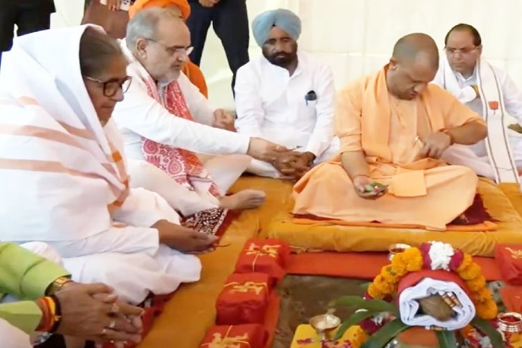 संभल में सीएम योगी टटोलते रह गए जेब, फिर भी नहीं मिला कुछ, आखिर में दक्षिणा क्या दिया?