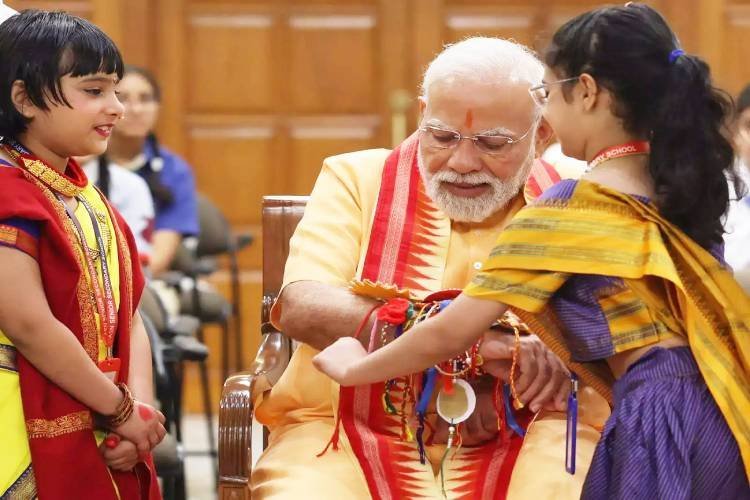 Raksha Bandhan: PM मोदी, अमित शाह और राजनाथ सिंह ने कुछ इस तरह मनाया रक्षा बंधन का त्योहार. देखें मनमोहक तस्वीरें...