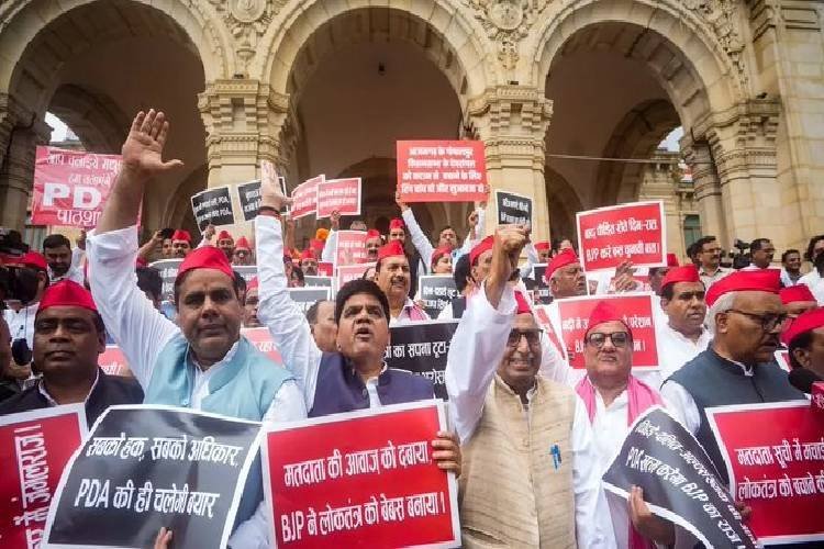 विधानसभा के बाहर ''PDA पाठशाला'' को लेकर घमासान, BJP-सपा के बीच वॉर पलटवार