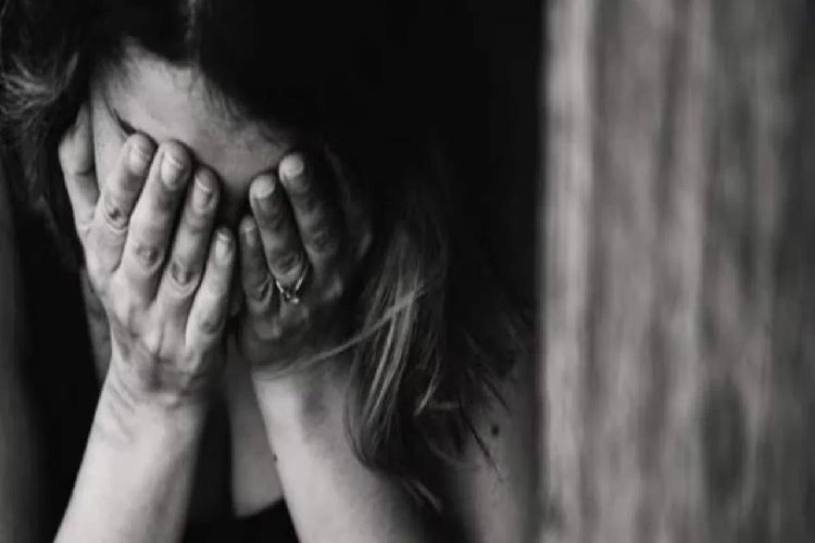 UP के IAS पर महिला अधिकारियों के Video बनाने के आरोप, CM योगी से की शिकायत, जांच के निर्देश