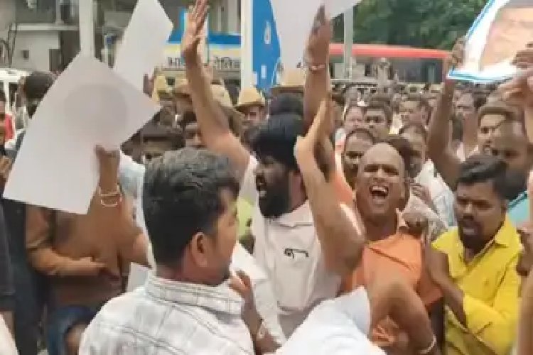 कांग्रेस को उल्टा पड़ा राजन्ना की बर्खास्तगी का दांव, सड़क पर उतरे हजारों समर्थक, आत्मदाह की कोशिश