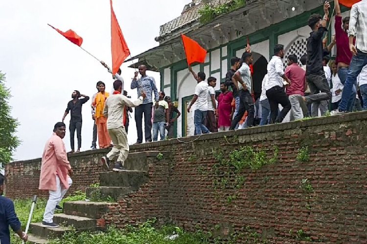 Fatehpur Tomb Controversy: सपा ने भगवा झंडा फहराने वाले पप्पू चौहान को पार्टी से निकाला