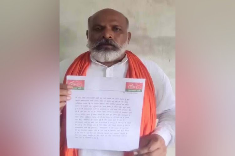 सपा से निष्कासित पप्पू सिंह चौहान का बयान सोशल मीडिया पर वायरल, मकबरे पर लहराया था भगवा