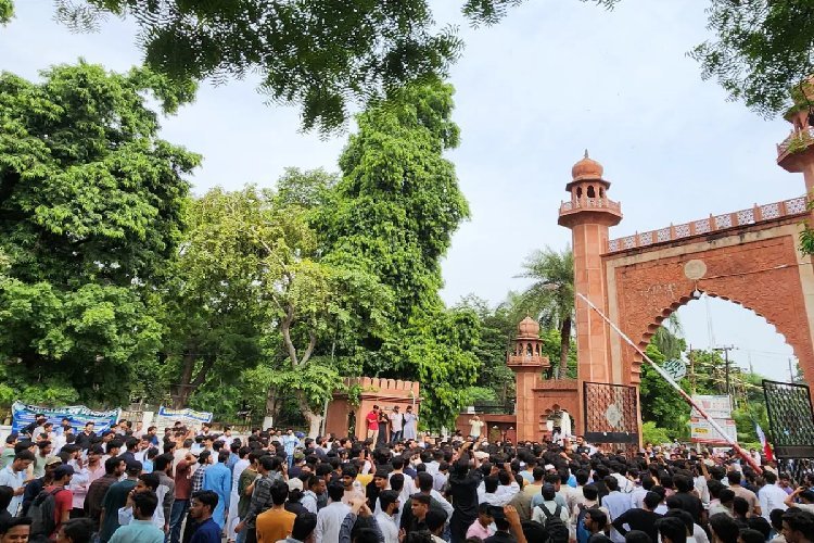 AMU में फीस वृद्धि के विरोध में उबाल, देश विरोधी नारे लगाने और तिरंगे के अपमान का आरोप