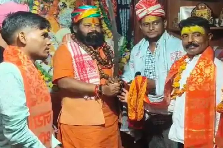 स्वामी प्रसाद मौर्य को थप्पड़ मारने वालों को अयोध्या हनुमानगढ़ी के महंत ने भेंट की तलवार, दिया संदेश