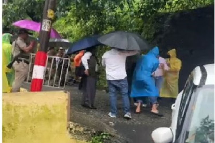 नैनीताल जिला पंचायत अध्यक्ष-उपाध्यक्ष चुनाव में भारी बवाल, कांग्रेस के 5 सदस्यों का रैन कोट गैंग ने किया अपहरण!