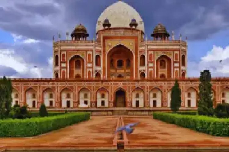 दिल्ली में भरभराकर गिरा हुमायूं मकबरे का एक हिस्सा, पांच लोगों की मौत, कई लोगों के फंसे होने की आशंका