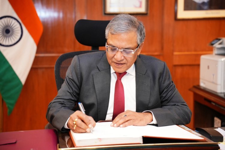 भाई IRS, बड़ी बेटी नोएडा DM, छोटी बेटी IRS, कौन हैं मुख्य चुनाव आयुक्त ज्ञानेश कुमार