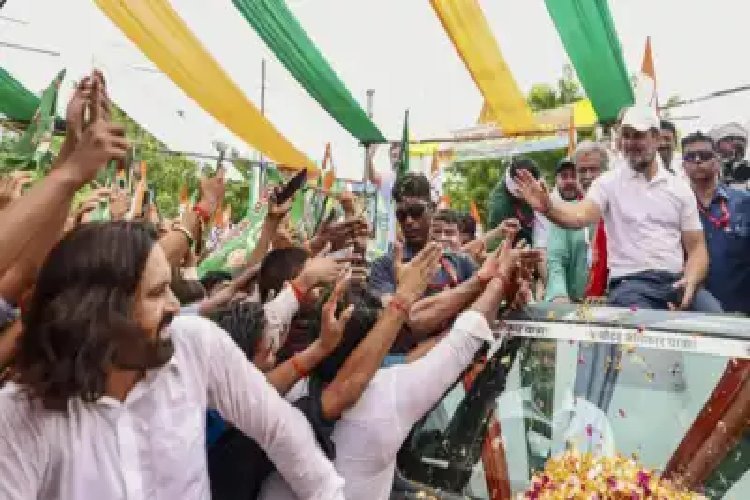 Vote Adhikar Yatra: राहुल गांधी के काफिले ने पुलिसकर्मी को कुचला? देखें वीडियो...