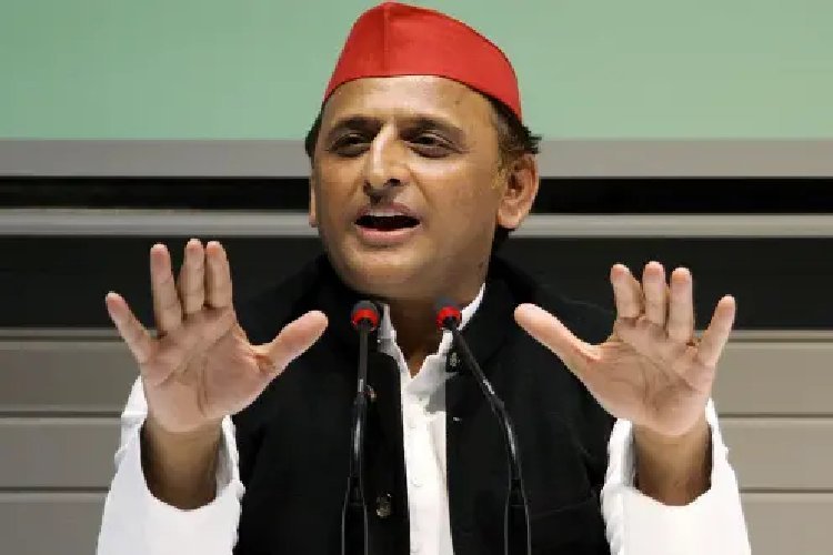 कासगंज, बाराबंकी, जौनपुर के डीएम और चुनाव आयोग पर क्यों भड़के अखिलेश यादव?