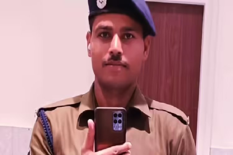 साल भर से जेल प्रहरी की जिस्म से खेलता रहा कॉन्स्टेबल, पीछा छुड़ाने के लिए बागेश्वर धाम में लगाई अर्जी!