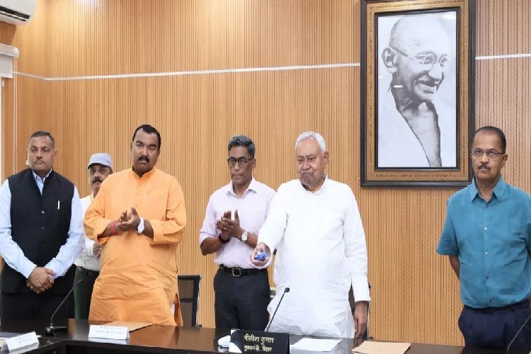 बड़ी राहत! CM नीतीश ने बाढ़ प्रभावित परिवारों को 7 हजार रुपए भुगतान का किया शुभारंभ