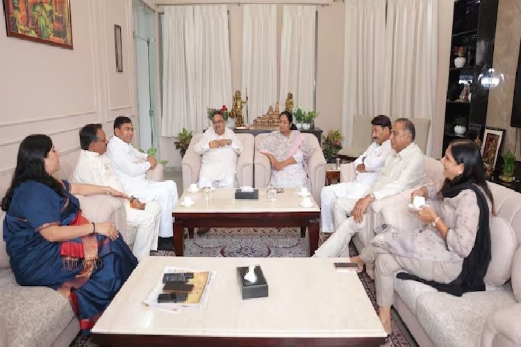 दिल्ली की मुख्यमंत्री रेखा गुप्ता पर हमले के बाद आई पहली तस्वीर, 7 बीजेपी सांसदों से की मुलाकात, देखें...