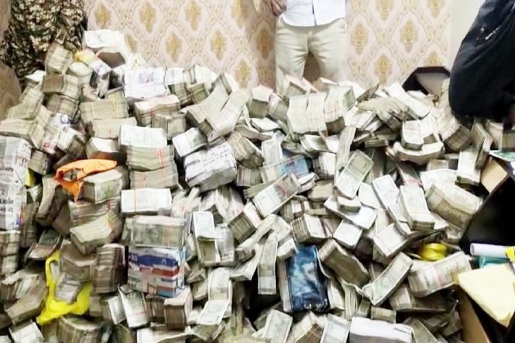 झोपड़ी में रहने वाली महिला के घर इतना कैश कि गिनने के लिए मंगवानी पड़ी मशीन, पुलिस पहुंची तो...