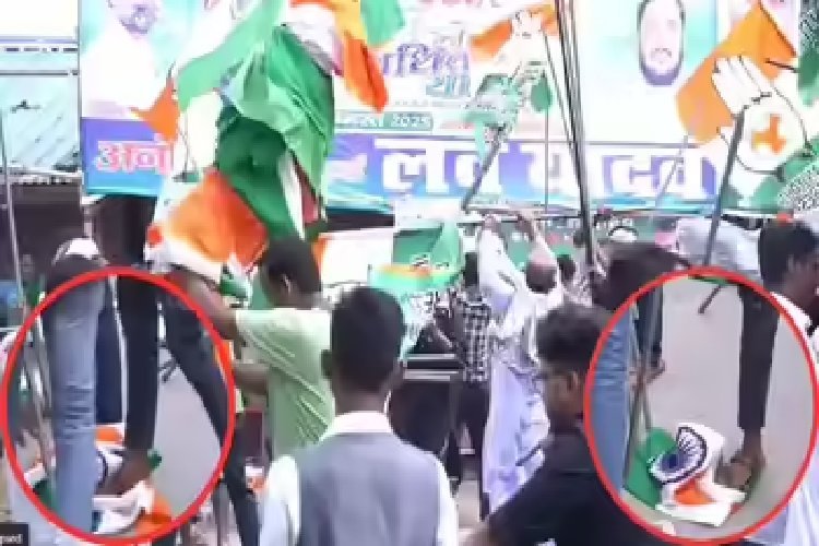 राहुल की 'वोटर अधिकार यात्रा' में तिरंगे का अपमान, राष्ट्रीय ध्वज को पैरों तले रौंदा, वीडियो वायरल...