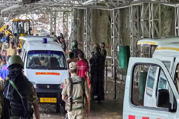 वैष्णो देवी यात्रा मार्ग पर भीषण भूस्खलन, 33 लोगों की चली गई जान, कई के फंसे होने की आशंका 