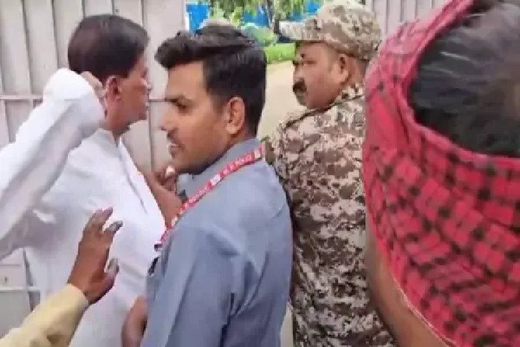 खाद से परेशान थे किसान, तभी कलेक्टर से मिलने पहुंचे BJP विधायक, बात हाथापाई तक पहुंच गई