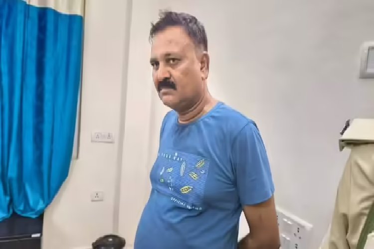 रिश्वत लेते रंगे हाथ धराए दारोगा साहब, तबादला हो चुका था, रिलीव भी कर दिए गए थे, फिर...