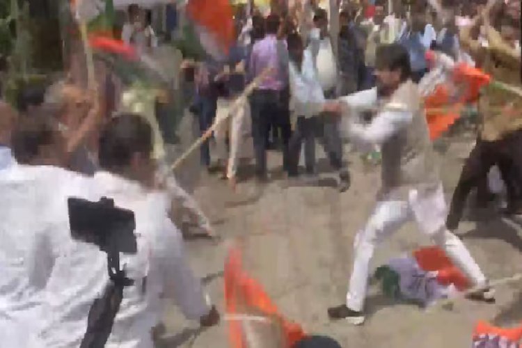 बिहार की सड़क पर झंडा युद्ध: पीएम अपमान विवाद को लेकर भिड़े बीजेपी-कांग्रेस कार्यकर्ता