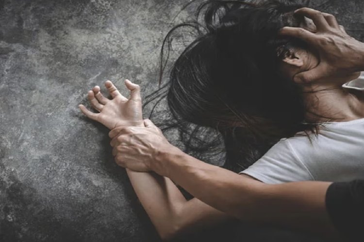 सहपाठी के साथ संबंध बना रही लड़की का वीडियो रिकॉर्ड किया, फिर दो लोगों ने रातभर किया गैंगरेप