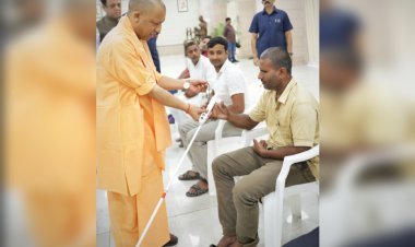 न साइकिल, न बाइक, योगी ने जनता दरबार में आए उधम यादव को किया गिफ्ट किया, पूछा चलाना आता है न?