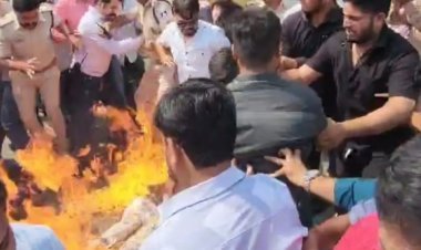 कांग्रेस के प्रदर्शन में 3 पुलिसकर्मी झुलसे, बीजेपी ने षड्यंत्र का लगाया आरोप