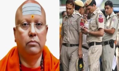 कौन है बाबा चैतन्यानंद जो 20 साल की लड़कियों को बुलाता था अपने पास, कमरे में लेकर जाती थी वार्डन