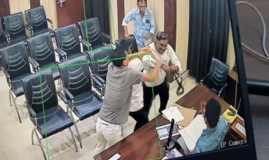 सहायक शिक्षिका को परेशान करने के आरोप में घिरे प्रधानाध्यापक ने सबके सामने ही शिक्षा अधिकारी को बेल्ट से पीटा