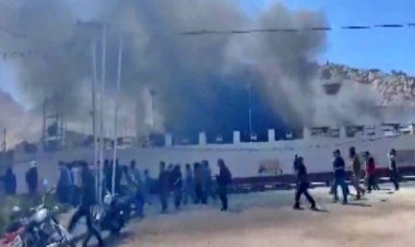 लद्दाख में अशांति: प्रदर्शनकारियों ने बीजेपी कार्यालय फूंका, पुलिस वैन में लगाई आग