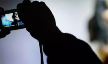 नोएडा में लड़की के बाथरूम में मिला स्पाई कैमरा, मेमोरी कार्ड में भरे थेफोटो-वीडियो, खुलासा होते ही मचा हड़कंप