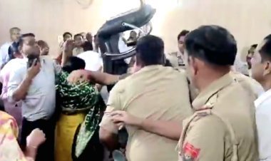 अमरोहा में महिला सभासद ने पकड़ा पूर्व विधायक का गिरेबान, पुलिस के सामने कुर्सियों से मारपीट, वीडियो वायरल