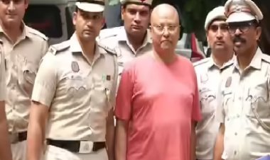 चैतन्यनंद को शारदा इंस्टीट्यूट ले जाकर पुलिस ने उसी कमरे में की पूछताछ, जहां उसने गंदी हरकत की थी