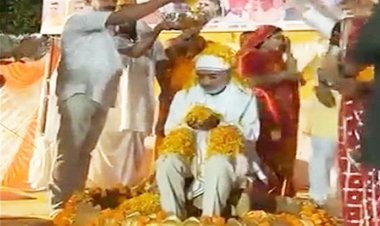 नवरात्रि में BJP सांसद की पूजा का वीडियो वायरल, 1 क्विंटल फूलों की हुई बरसात; विवाद के बाद बैकफुट पर नेताजी