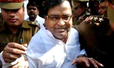 जेल में बंद सपा नेता व पूर्व गायत्री प्रजापति पर हुआ जानलेवा हमला, बंदी से कैंची से किया वार