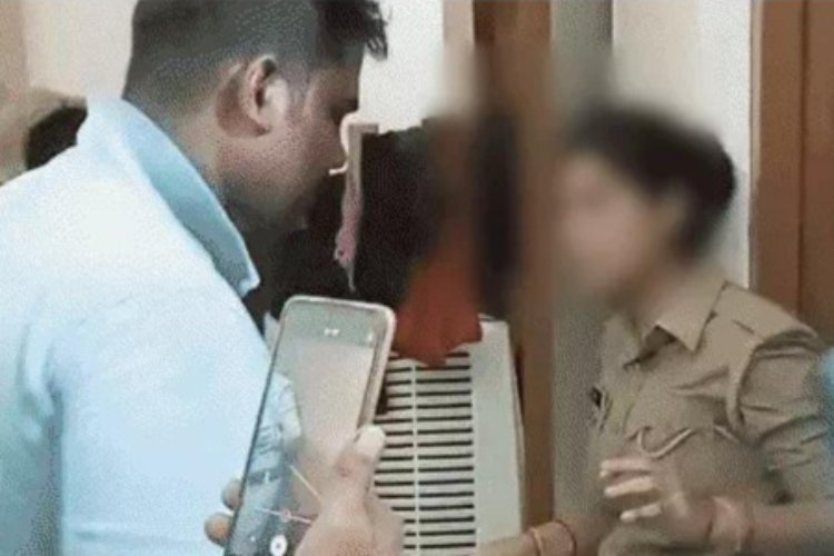 Kushinagar: कॉन्स्टेबल ने अपनी सिपाही पत्नी को पुलिसकर्मी प्रेमी के साथ आपत्तिजनक हालत में पकड़ा, वीडियो वायरल, देखें...