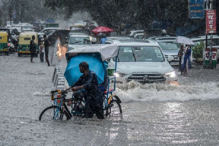 दिल्ली-एनसीआर में बारिश का कहर: सड़कें जलमग्न, भयंकर ट्रैफिक जाम, बाढ़ की चेतावनी जारी