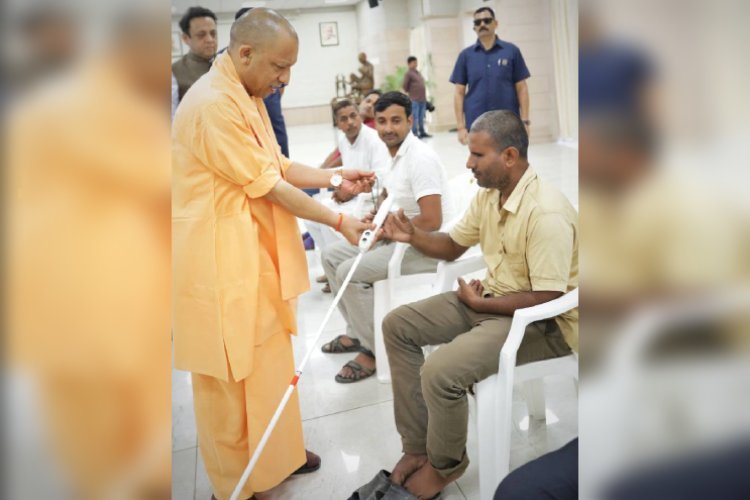 न साइकिल, न बाइक, योगी ने जनता दरबार में आए उधम यादव को किया गिफ्ट किया, पूछा चलाना आता है न?