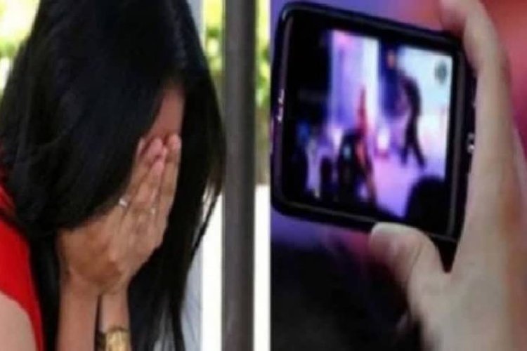 3 तीन युवकों के साथ आपत्तिजनक हालत में थी महिला, किसी ने वीडियो रिकॉर्ड कर किया वायरल, मचा हड़कंप