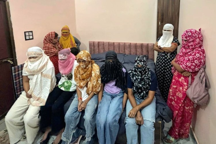होटल की आड़ में चल रहा था जिस्मफरोशी धंधा, 9 युवती सहित 16 गिरफ्तार, कंडोम व शक्तिवर्धक दवाओं का जखीरा बरामद