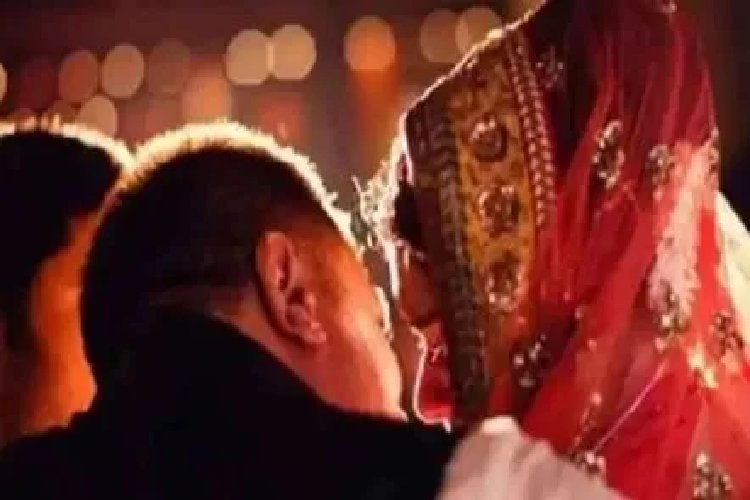 ''पति निकला नपुंसक, वंश आगे बढ़ाने के नाम पर ससुर करता है गलत काम...'' महिला ने पूर्व ACP पर लगाए गंभीर आरोप
