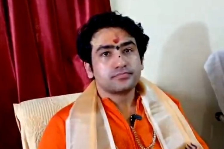 काशी विश्वनाथ मंदिर पहुंचे धीरेंद्र शास्त्री ने कहा- नहीं चाहते हैं नेपाल और बांग्लादेश जैसी स्थिति तो 24 घंटे में एक घंटा तुम्हारा, हिन्दू राष्ट्र हमारा