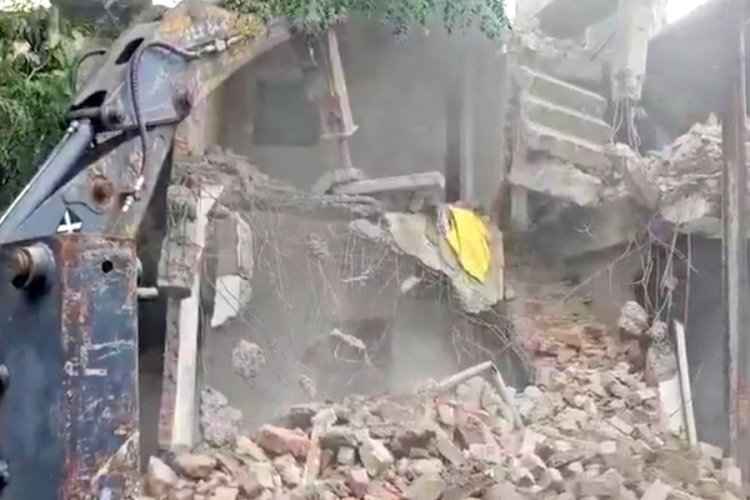फरहान, साद और साहिल ने हिन्दू छात्राओं को प्यार के जाल मे फंसाकर किया रेप, वीडियो बनाकर किया ब्लैकमेल, अब चला घर पर बुलडोजर