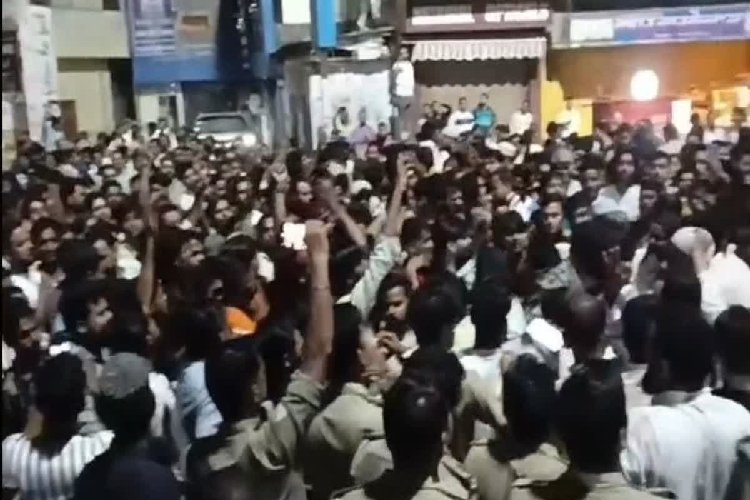 हजारों की भीड़ ने दी योगी को खुली चुनौती! थाने को घेरा, क्या UP में दंगे की है साज़िश?