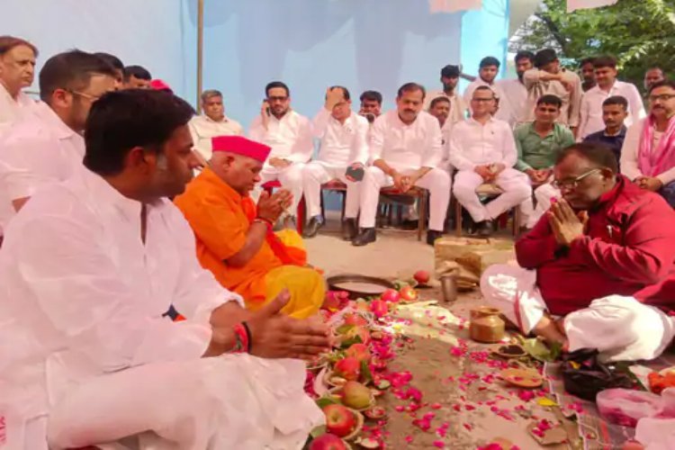 सिर मुंडवा, भगवा ओढ़ संन्यासी क्यों बने सपा सांसद अवधेश प्रसाद, आई चौंकाने वाली तस्वीर