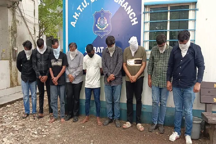 13 थाई महिलाएं, 9 पुरुष गिरफ्तार, सूरत के होटल में बड़े सेक्स रैकेट का भंडाफोड़