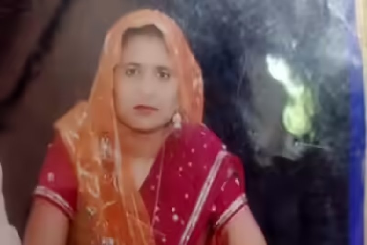 नहीं हो रहा था संतान, ससुराल वालों ने बहू को गोबर के ढेर पर बिठाया और जिंदा जला दिया, मौके पर पहुंची पुलिस पर भी हमला