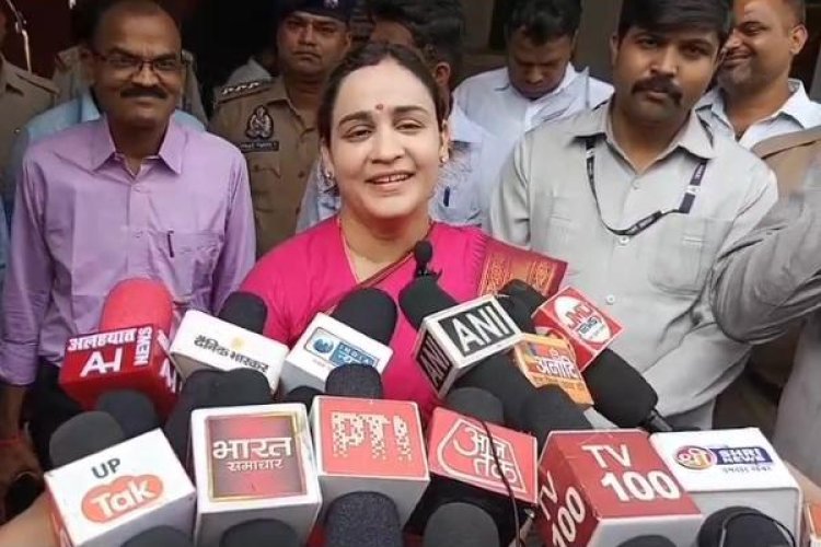 विवादों में आई बीजेपी नेता अपर्णा यादव, मां पर हेरफेर के आरोप के बाद भाई पर मुकदमा दर्ज, यह है गंभीर आरोप