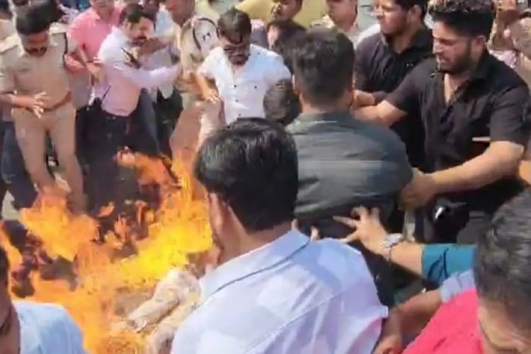 कांग्रेस के प्रदर्शन में 3 पुलिसकर्मी झुलसे, बीजेपी ने षड्यंत्र का लगाया आरोप