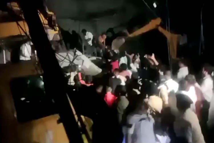 इंदौर में बड़ा हादसा, भरभराकर गिरा 5 मंजिला मकान, 6 लोगों के दबे होने की सूचना, 10 घायलों का चल रहा है इलाज